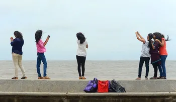 La India prohíbe a las personas tomarse selfies en ciertos lugares para evitar que mueran