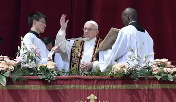 El papa pide por la "amada y martirizada Siria" en su mensaje "Urbi et Orbi"