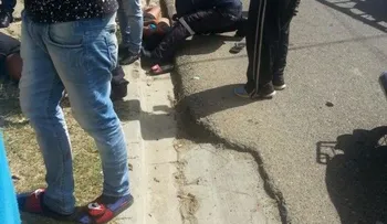 Yipeta arrolla motocicleta y mata 2 jóvenes