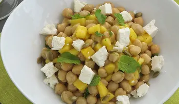 Refrescante y fácil de preparar: ensalada de garbanzos con aderezo de mango y tequila
