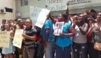 Familiares de agente Amet acusado de agredir fiscal protestan en su defensa
