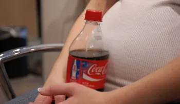 ¿Por qué las mujeres embarazadas no deben beber de envases de plástico?