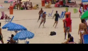 Ladrón recibe su merecido en una playa de Brasil