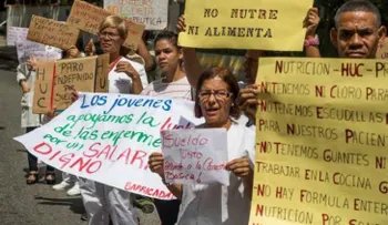 Trabajadores de salud siguen en protestas pese a los anuncios de Maduro