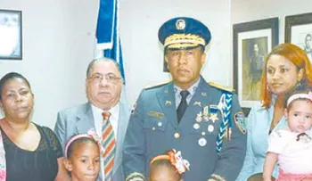 MIP entrega RD$1.4 millones  a familiares de policías caídos