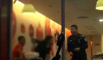 Impresionante escape de una rehén amenazada con un cuchillo en el cuello (VIDEO)