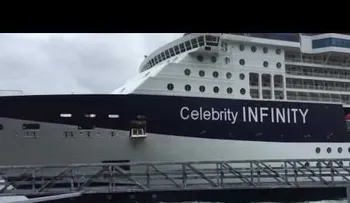 Un crucero arrasa un dique en Alaska