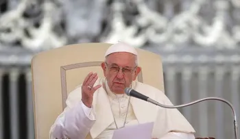 Dimiten los portavoces del papa, Greg Burke y la española García Ovejero