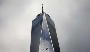 Rescatan dos limpiavidrios colgados en edificio del WTC 