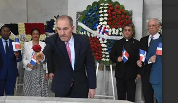 Mescyt deposita ofrenda en el Altar de la Patria por 212 aniversario  Juan Pablo Duarte