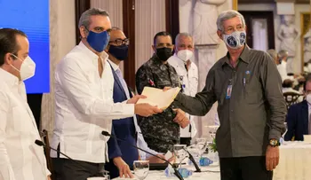 Presidente Abinader se reúne con juntas vecinos de Villa Altagracia; dispuso RD$289 millones para resolver problemática del agua