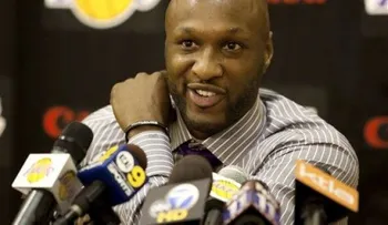 Ex NBA Lamar Odom está mejorando; ya dice una tía