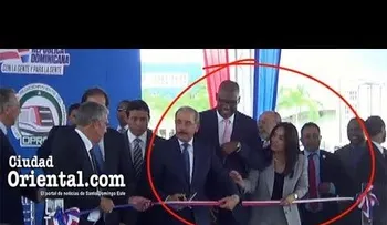 Lambón empuja colega para ponerse al lado de Medina