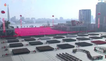 Kim Jong Un observa el desfile militar de tanques, tropas y misiles de Corea del Norte