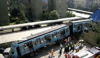 Tren arrolla auto y deja 6 muertos en Chile