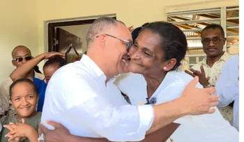 Senador entrega vivienda reconstruida en Elías Piña