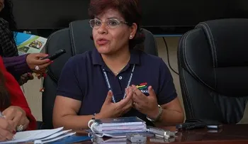 Aduanas insiste cobrará impuestos a comprar por internet, que dice es legal 