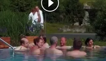 Esta mujer se tira un pedo para hacerlo salir del agua (VIDEO)
