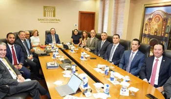 Gobernador Valdez Albizu recibe a la directiva de la Asociación de Puestos de Bolsa