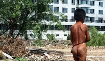 CRUELDAD: Niño de 11 años vive encadenado como un perro
