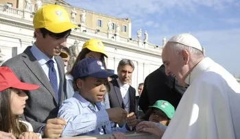 Niño criollo Embajador de la Paz se encuentra con Papa Francisco