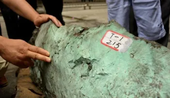 Hallan una piedra de turquesa de 215 kilogramos