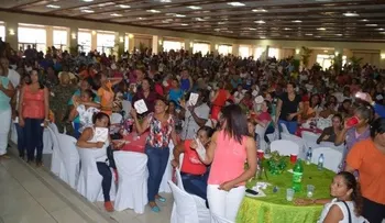 Esposas de oficiales de las Fuerzas Armadas celebran â??Día de las Madresâ?