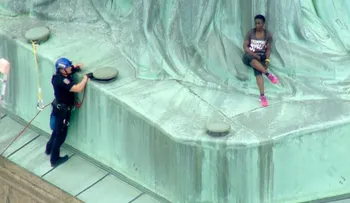 Una mujer escala la base de la Estatua de la Libertad; hay 7 personas arrestadas