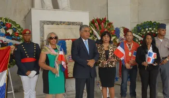 Mitur deposita Ofrenda Floral ante el Altar de la Patria