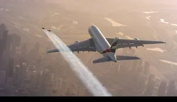 El avión comercial más grande del mundo y dos locos hombres pájaro (VIDEO)