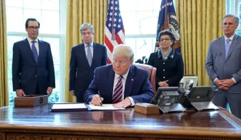 Trump promulga el nuevo paquete de ayuda por USD 483.000 millones por el coronavirus