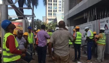 Un incendio afecta edificio en construcción de la Churchill; causa un gran entaponamiento 