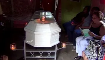 Dos jóvenes mueren al chocar motocicleta con un camión