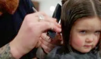 Niña de tres años conmueve al mundo al donar su pelo a los niños con cáncer