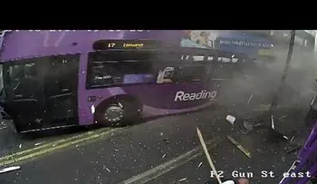 Lo atropella un autobús, se levanta y se mete en un bar