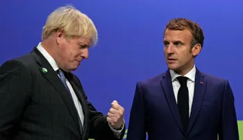 Tensión entre Francia y Reino Unido: Emmanuel Macron y Boris Johnson cruzaron acusaciones por la muerte de 27 migrantes en el Canal de la Mancha