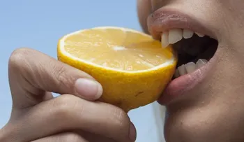 Aceitunas y limones contra los mareos del viaje