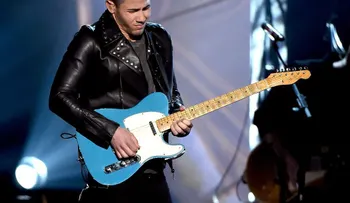 ¿El peor solo de guitarra de la historia? Burlas a Nick Jonas por su interpretación