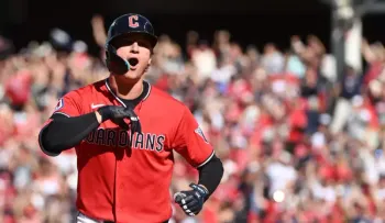 Jonrón de Petey Halpin sella victoria de Guardianes 3-2 sobre Rays y les da ventaja 2-1 en la Serie de Campeonato