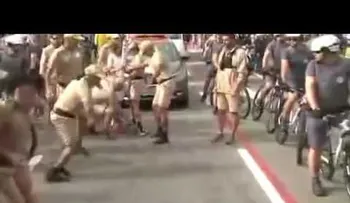 Un hombre intenta robar la antorcha olímpica durante una etapa del relevo