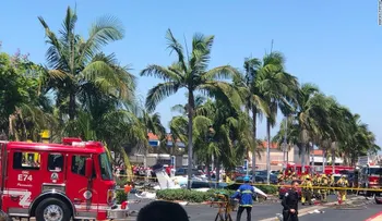 Mueren cinco personas tras choque de un avión pequeño en un estacionamiento en California