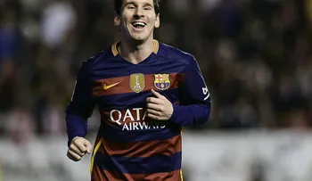 Messi demuestra su tenacidad anotando goles en un divertido reto