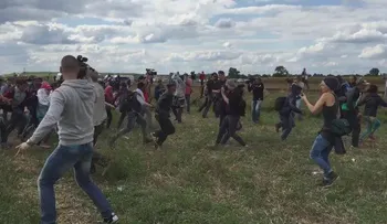 7 años de cárcel podría recibir reportera que pateó a refugiados (VIDEO)  