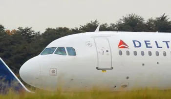 Azafata le rompe en pleno vuelo una botella en la cabeza a un hombre