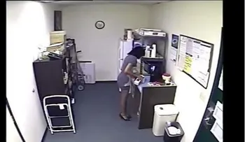 Video:Increíble pero real: Una secretaria oriunda de los EEUU es filmada sirviéndose su propia leche materna