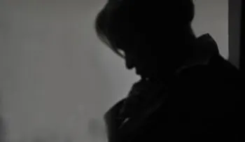 Un hombre entra desnudo a una casa y viola a una mujer en presencia de su hija