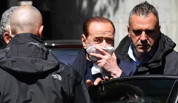 Silvio Berlusconi sufrió una caída y recibió puntos de sutura sobre el labio