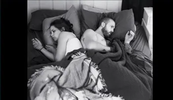Fotógrafo retrata la dependencia que tienen las personas por el celular
