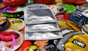 ¿Traspasa un condón el virus del VIH? La respuesta a esta y otras 5 preguntas sobre los preservativos