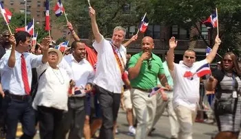 Dominicano abuchean alcalde Bill de Blasio en desfile del Bronx